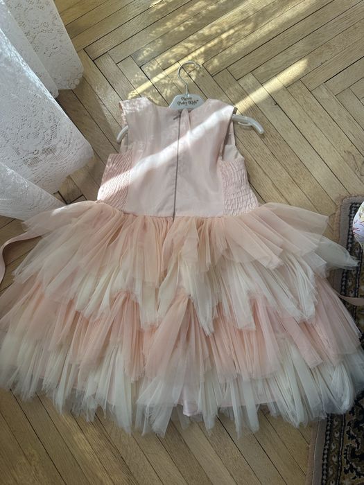 Чарівна сукня на дівчинку