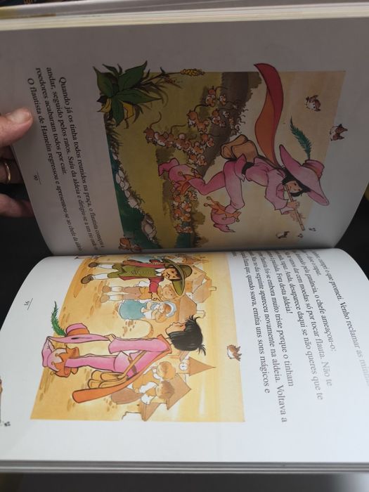 Livro Fábulas. 
Livro de diversas fábulas como a borboleta e o car