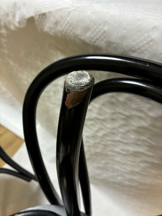 4 czarne gięte krzesła