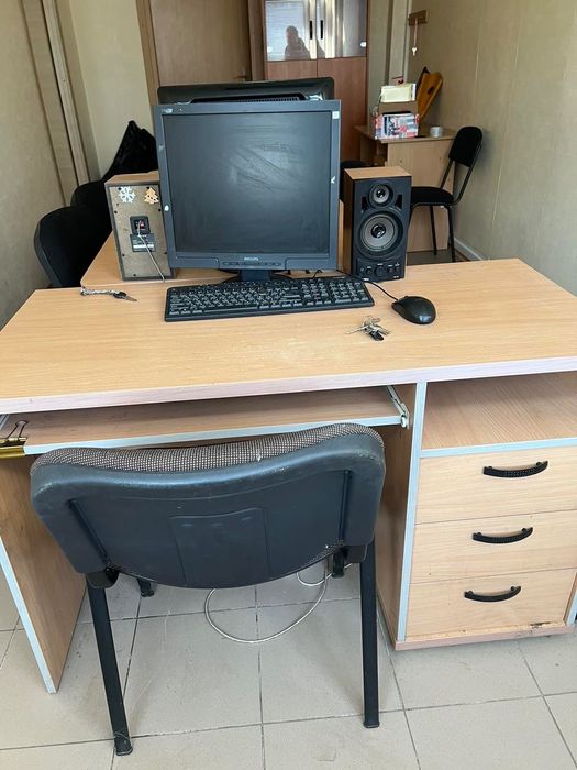 Продаю/віддаю офісні меблі