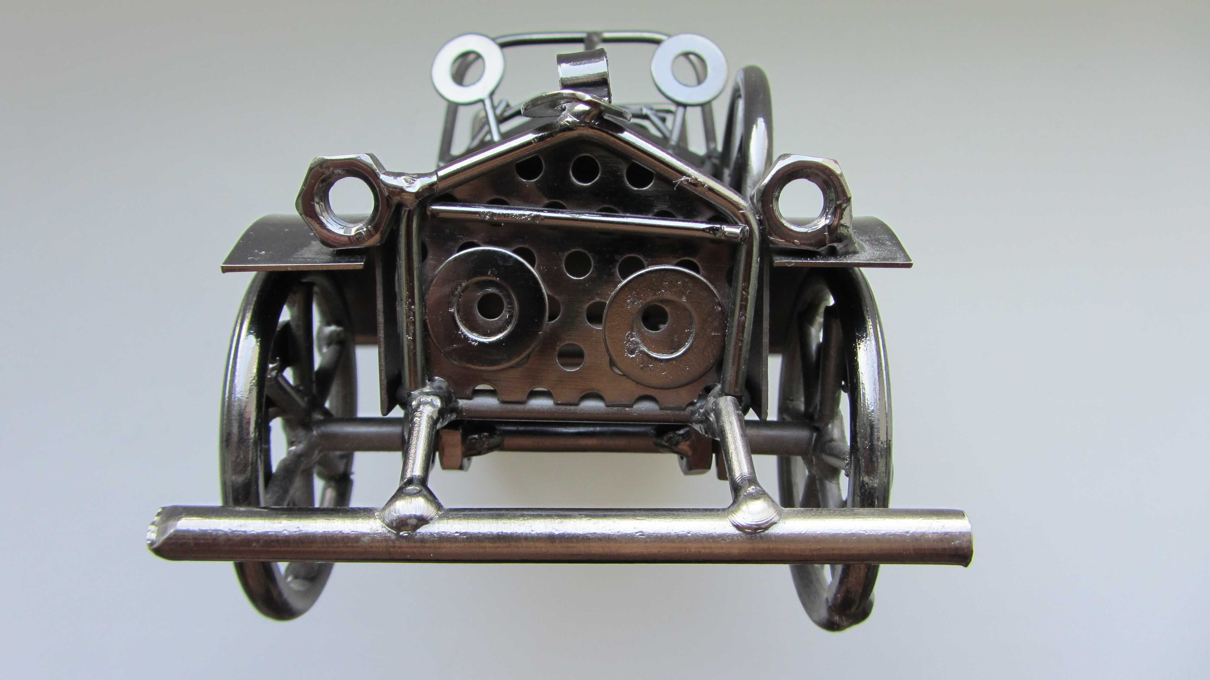 Metalowy model samochodu retro. Upominek.