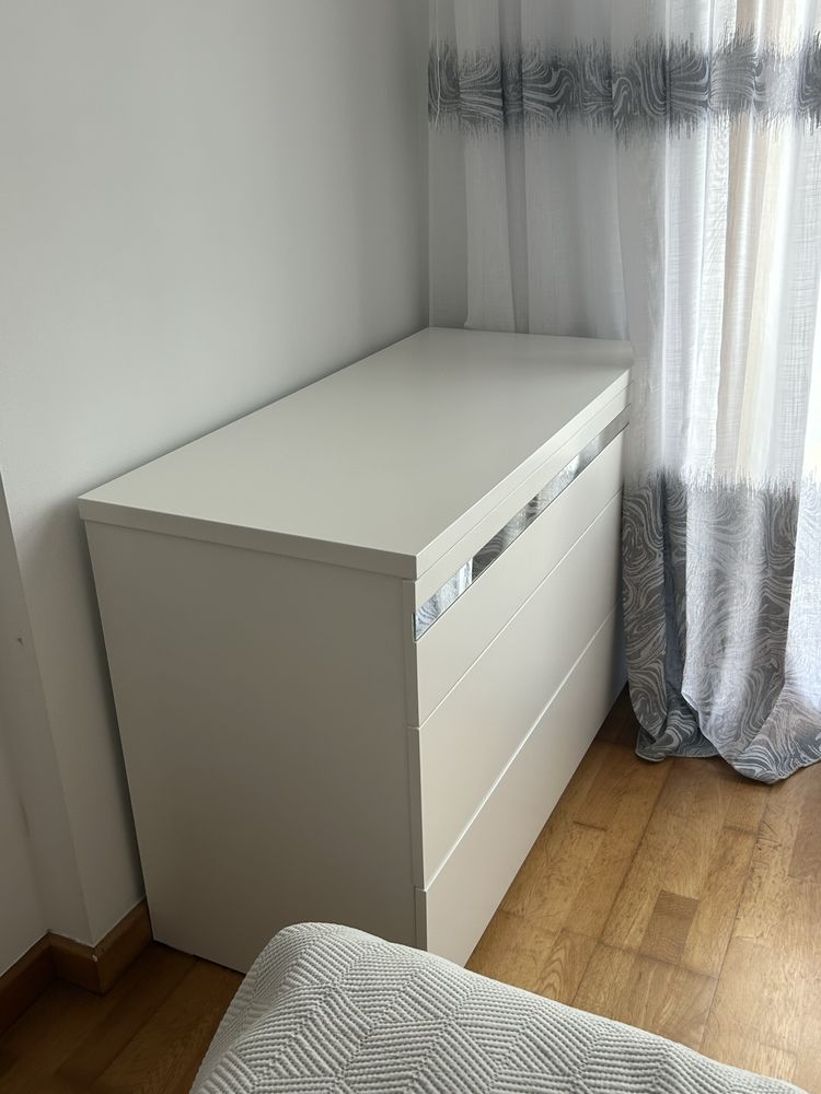 Cómoda branca com 3 gavetas