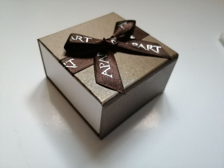 nowe pudełko pudełeczko białe opakowanie na biżuterię YES / apart