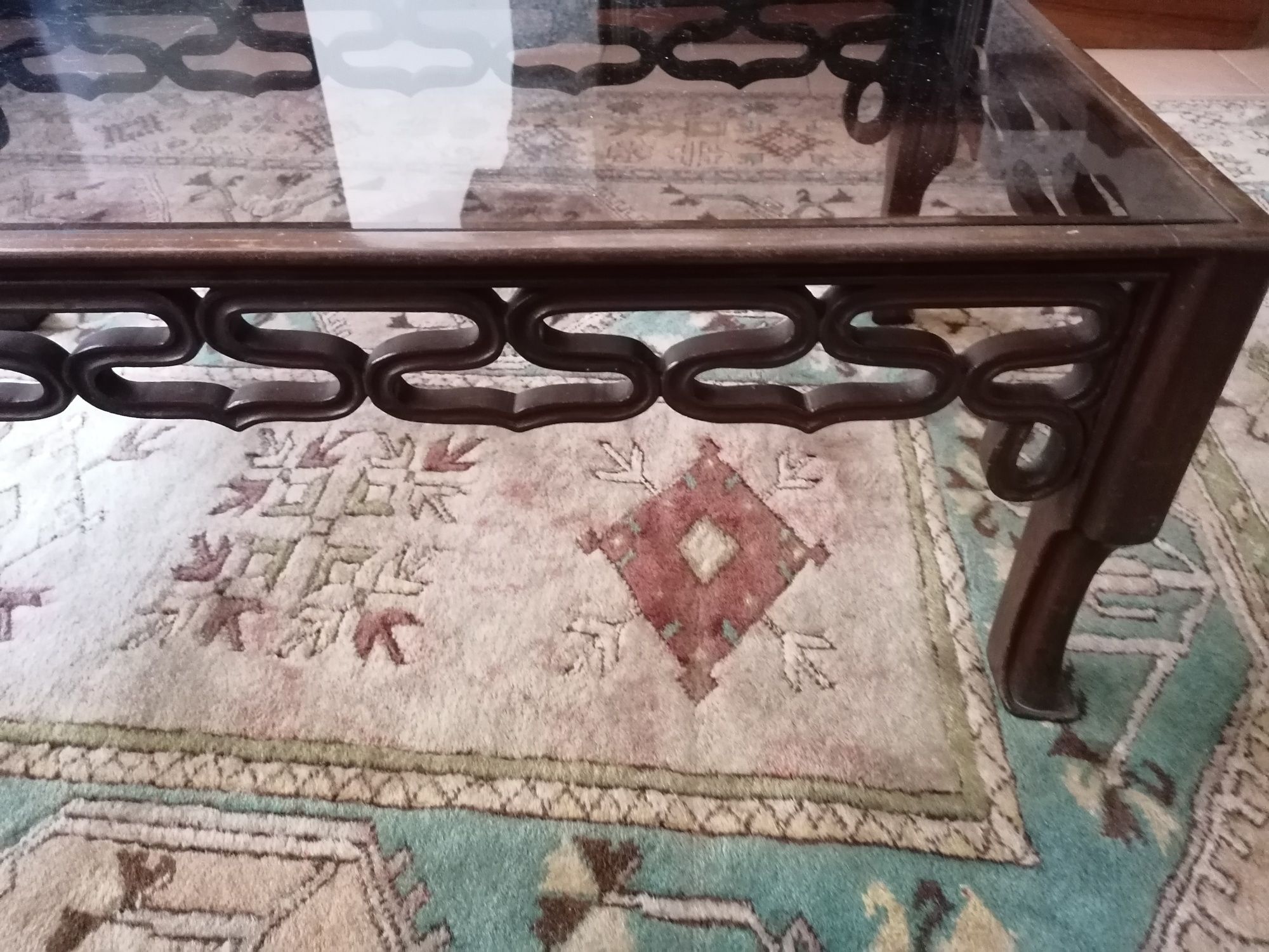 Mesa de centro em madeira e vidro