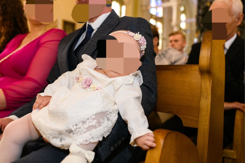 Sukienka na chrzest firmy milulove z opaska i paskiem