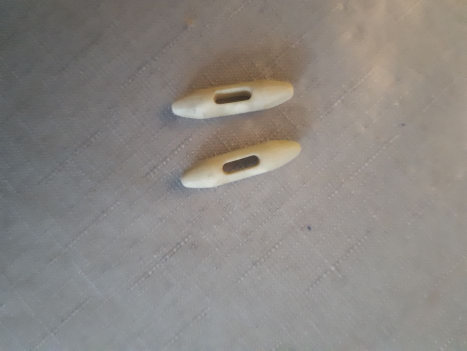 Kołki drew. i plast. do odzieży. 13 szt.