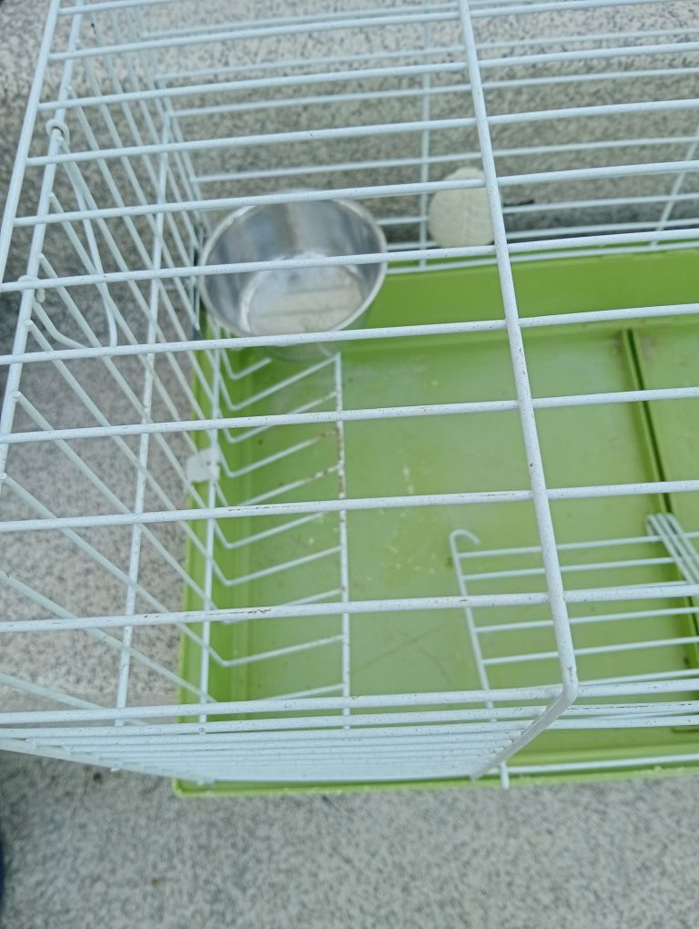 Gaiola comida e feno