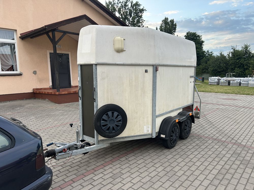 Przyczepa do przewozu zwierzat sprowadzona