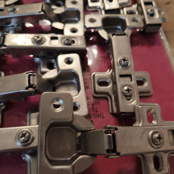 19 zawiasów meblowych