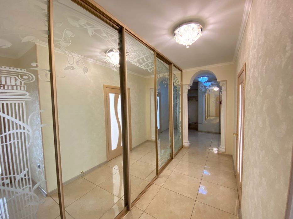 Продаж великогабаритної двокімнатної квартири в мкр.Північний (л1)