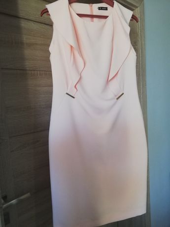 Łososiowa prosta sukienka z falbaną 42