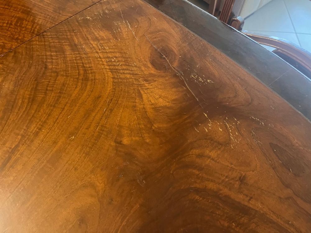 Mesa de madeira maciça extensível e 8 cadeiras