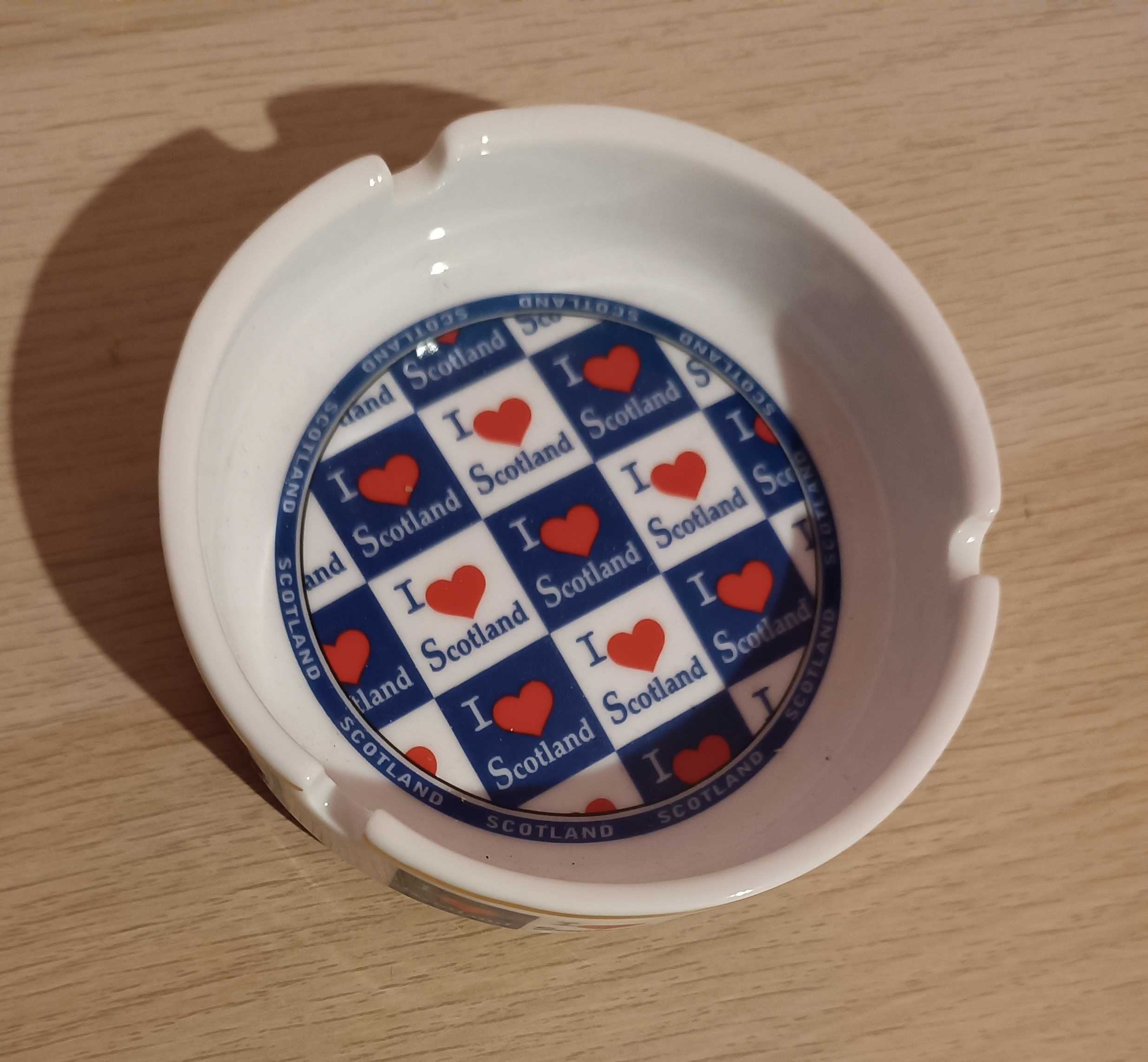 Nowa popielniczka pamiątka ze Szkocji z niebieskim akcentem 9 cm średn