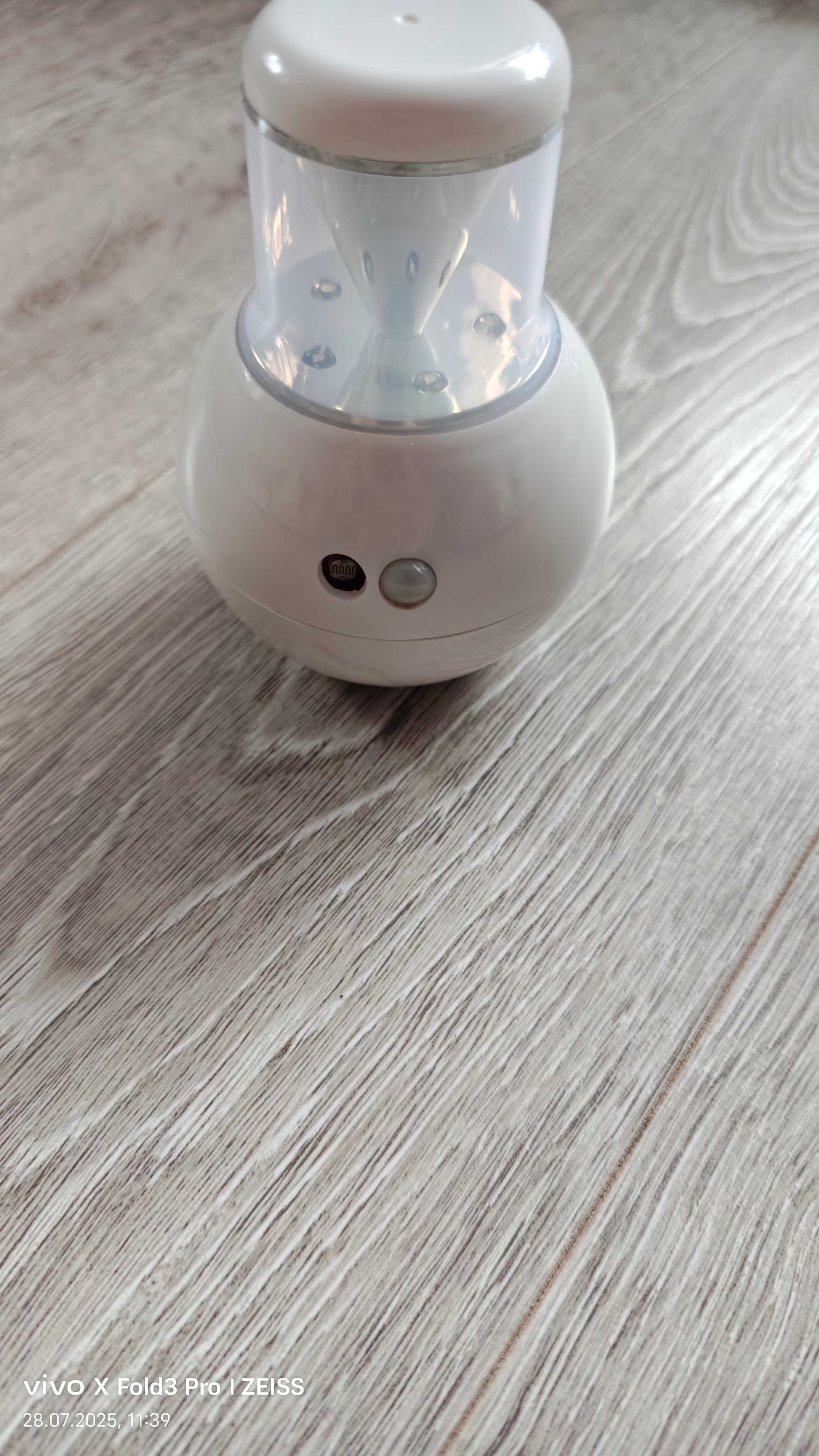 Lampka diodowa z czujnikiem ruchu.