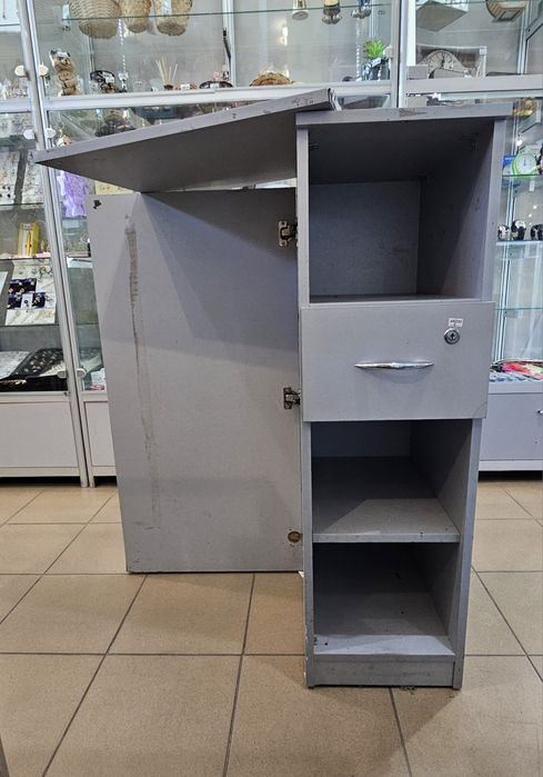 Продам торговые витрины,кассы