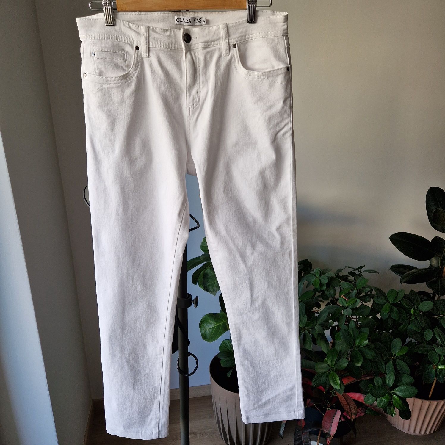Spodnie białe marki SVR