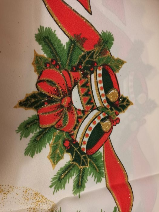 Śliczny nowy obrus świąteczny z motywem