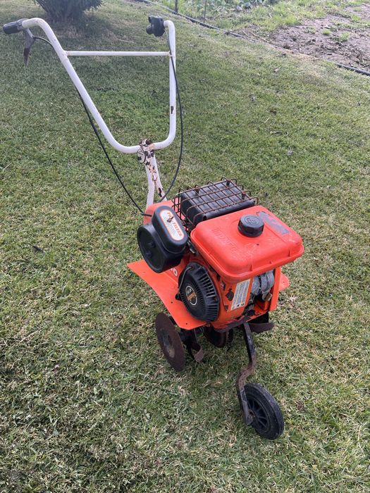 Motoenxada Triunfo compacta — leve, prática e em bom funcionamento