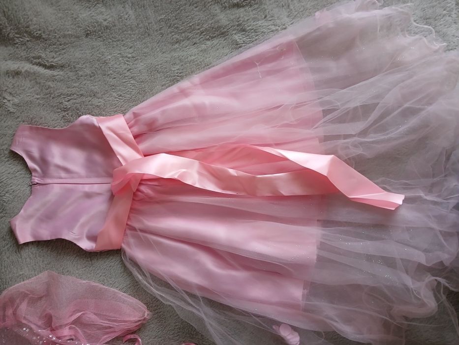 Дуже гарна сукня на принцесу 6 років