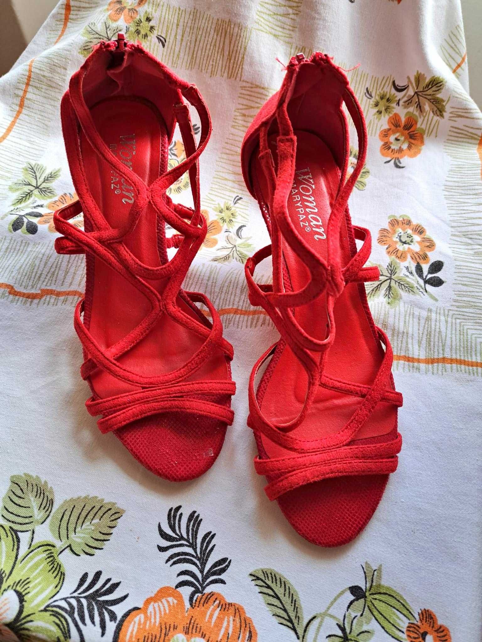 Sapatos com salto alto