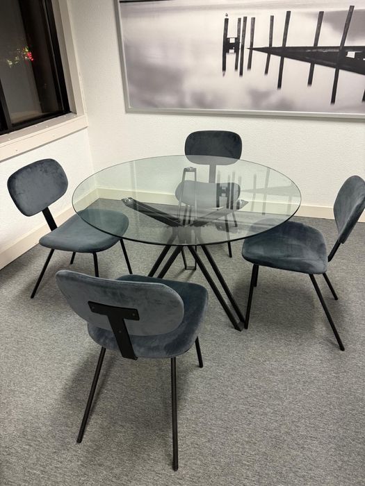 Mesa em vidro da AREA + 4 cadeiras