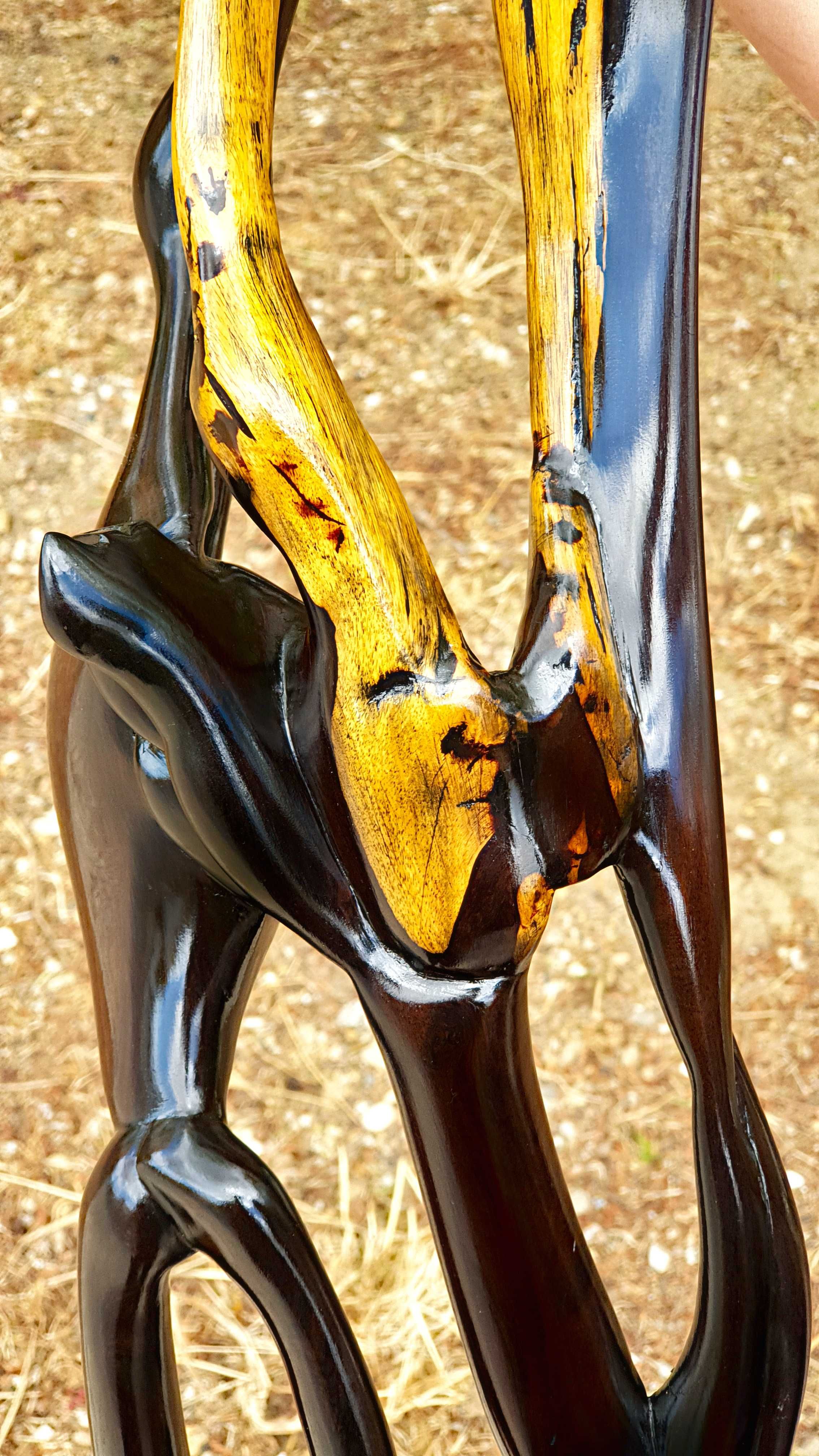 Escultura em madeira africana rara feita de madeira Mpingo da Tanzânia