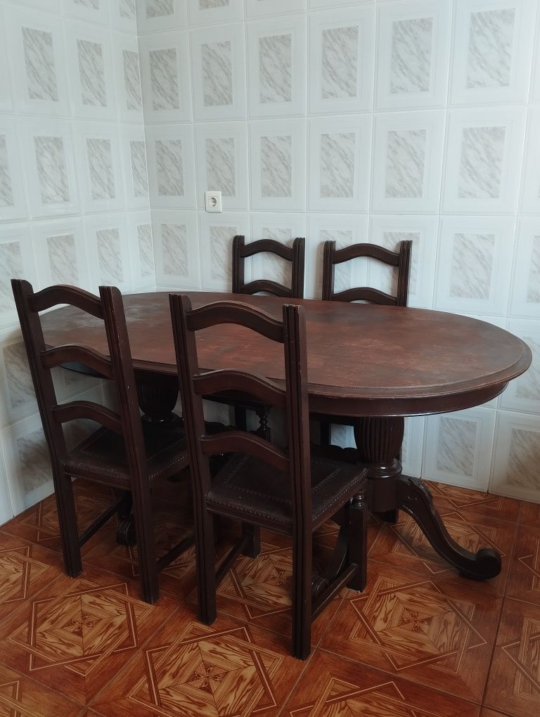 Mesa de madeira maciça com 4 cadeiras