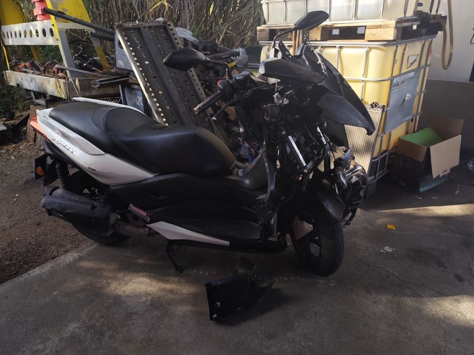 Yamaha XMAX 300 acidentada