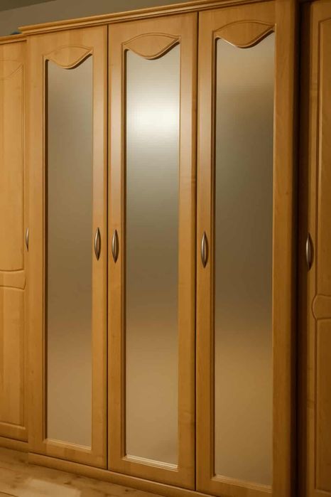 Szafa trzydrzwiowa z lustrem