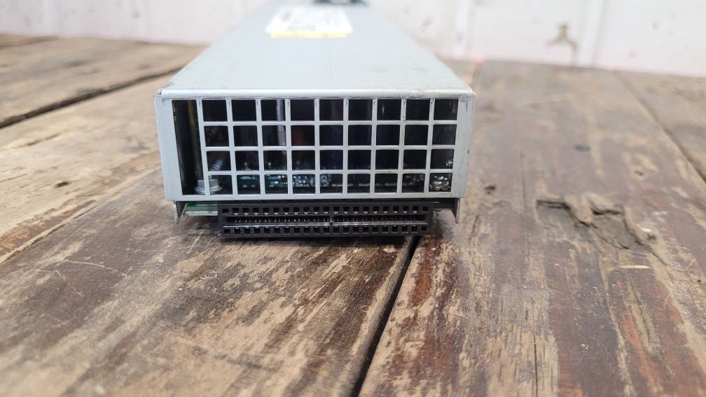 Блок питания ARTESYN 670W.