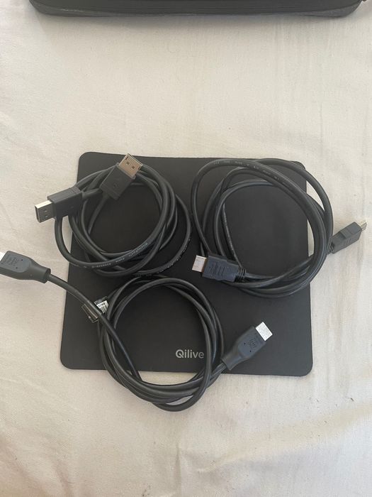 2 cabos HDMI e 1 cabos HDMI  Displayport