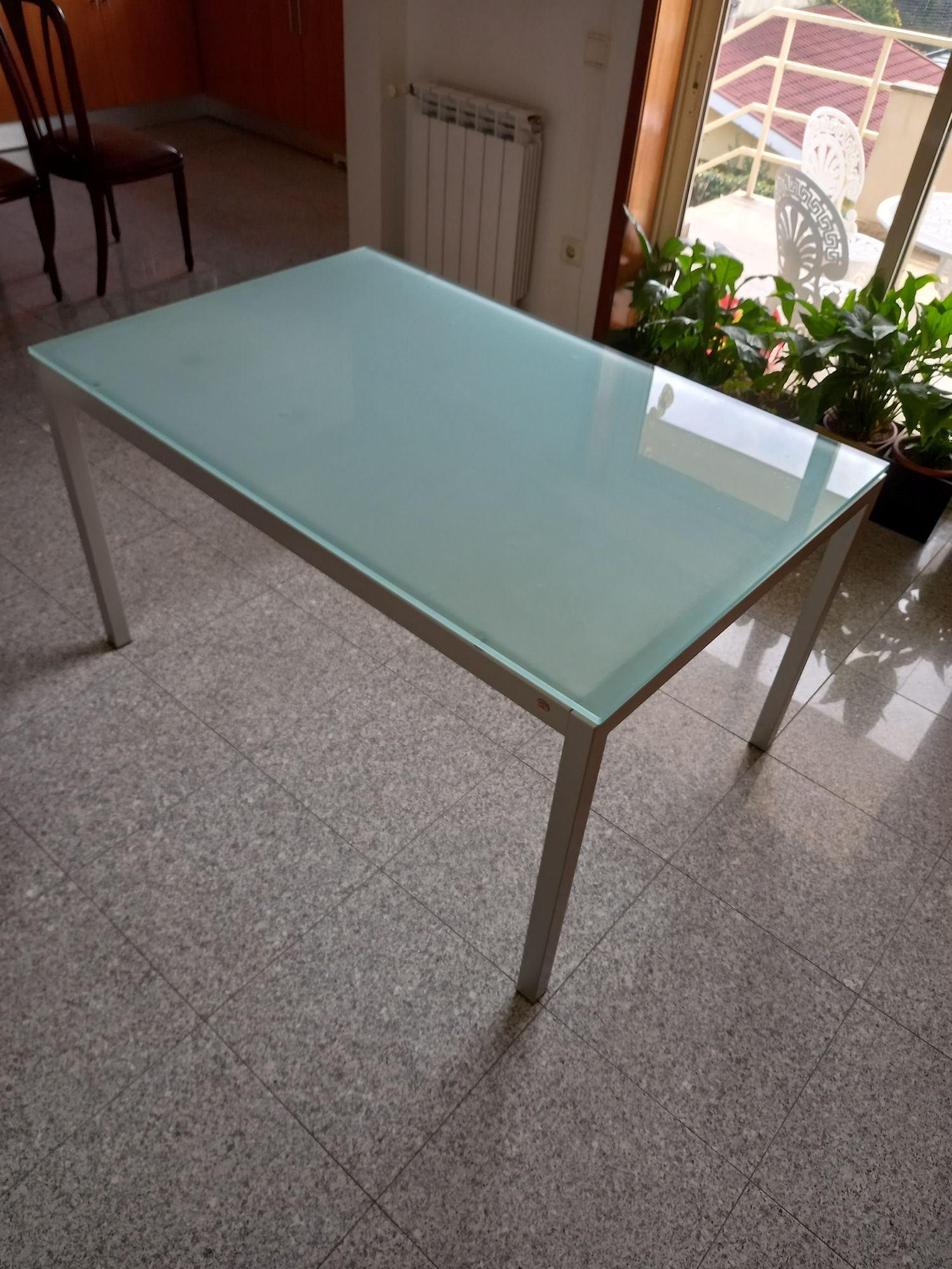 Mesa com tampo de vidro fosco