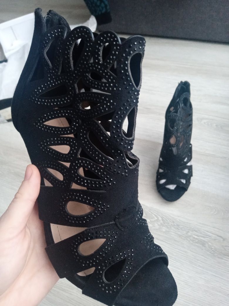 Buty na obcasie czarne
