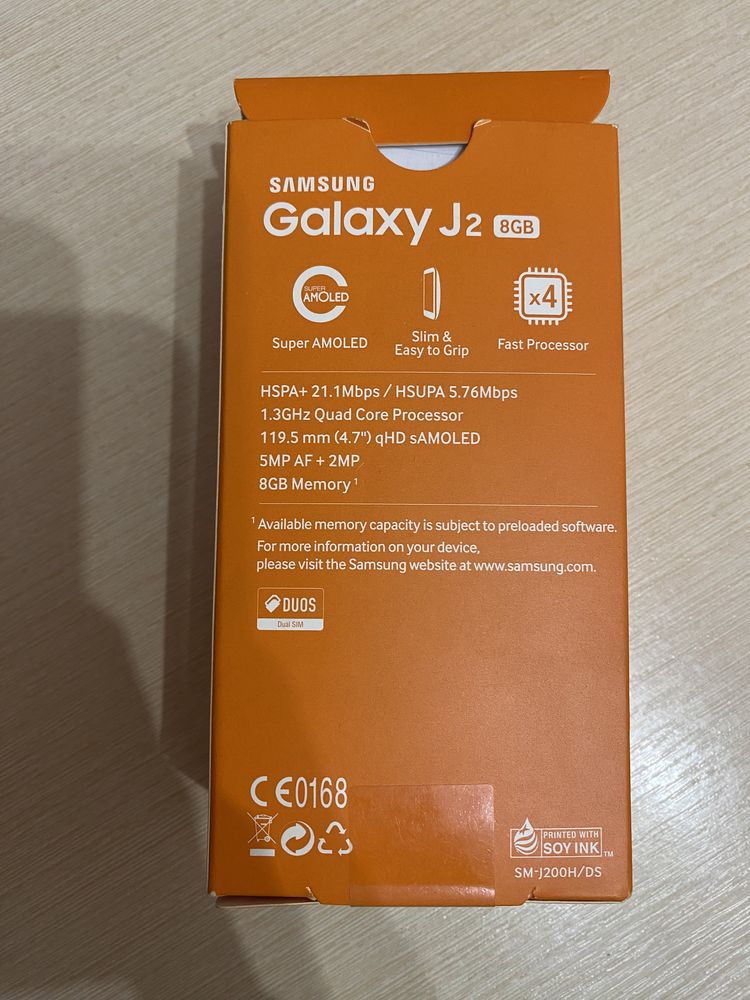 Samsung Galaxy J2 у золотому кольорі