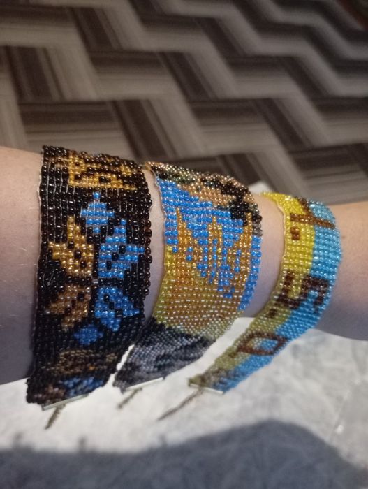 Вироби з бісеру . Гердани, браслети, квіти