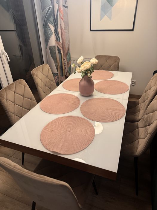 Stół rozkładany z białym szklanym blatem