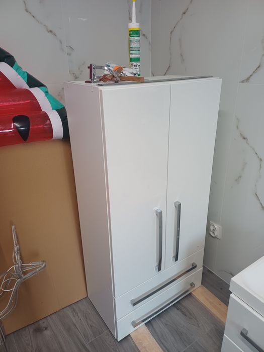 Szawka z umywalką I szawka wisząca