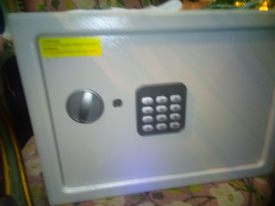 Cofre  digital e com chave novo com manual 60eur.