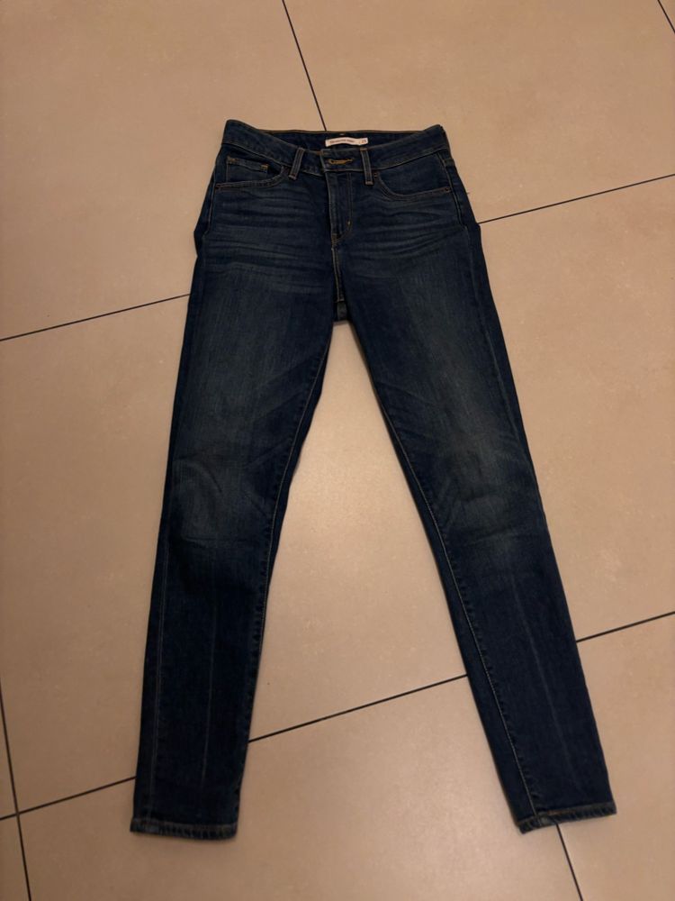 Spodnie jeansowe damskie levis uniwersalne dopasowane