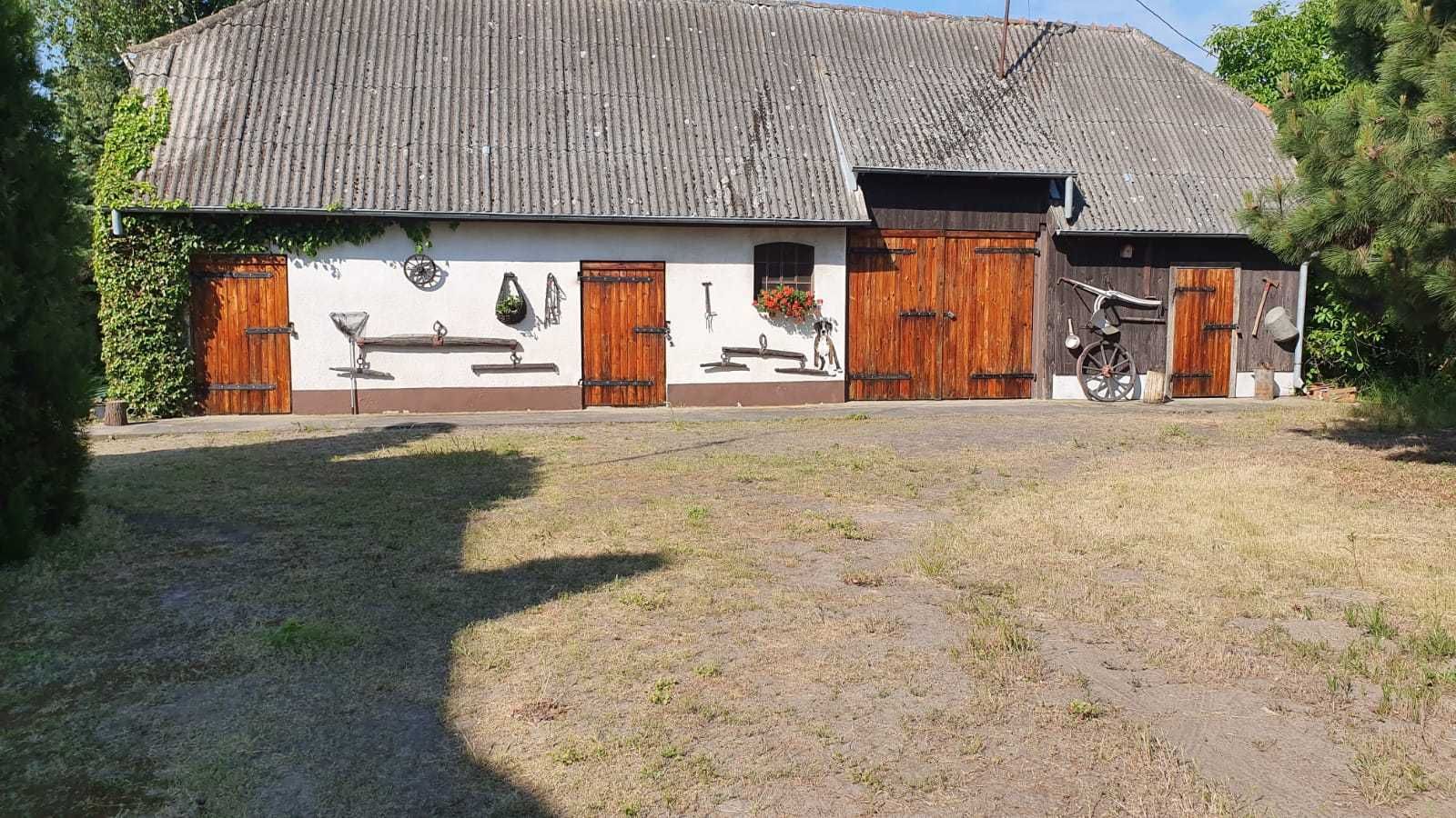 Działka 2600m2 nad jeziorem z domem do remontu, budynkiem gospodarczym