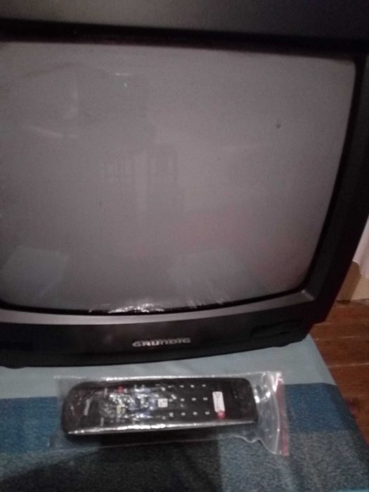 Pequena televisão e antena interior