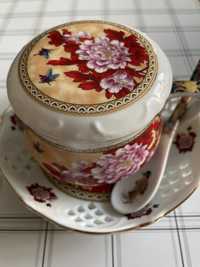 Chińska porcelanowa filiżanka na herbatę