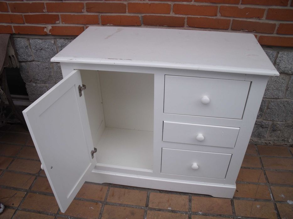 Szafka z drewna biała z szufladami i półkami