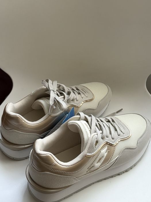 Кросівки жіночі