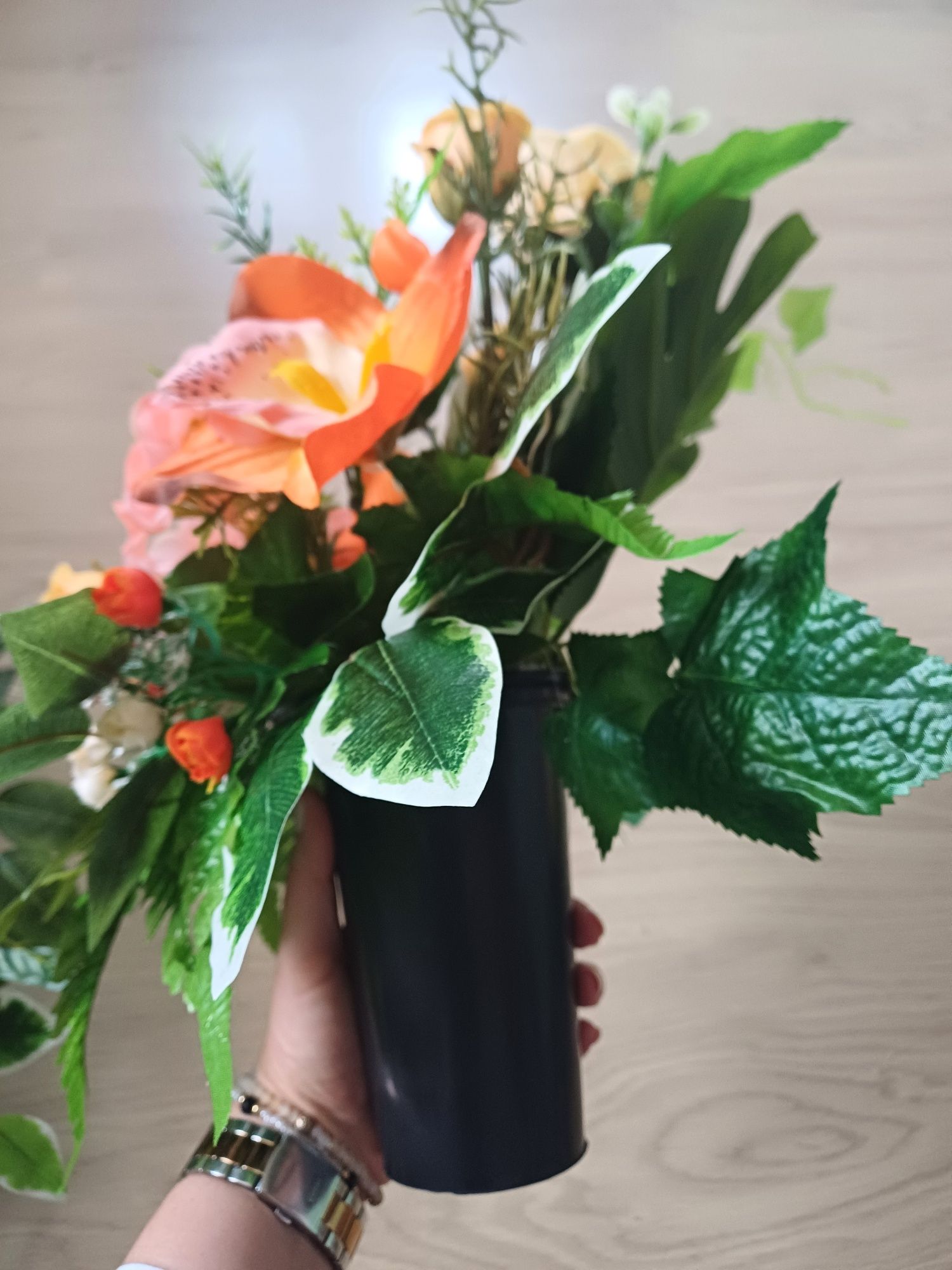 Pomarańczowy zestaw orchidea wiązanka stroik bukiet z wazonem na grób