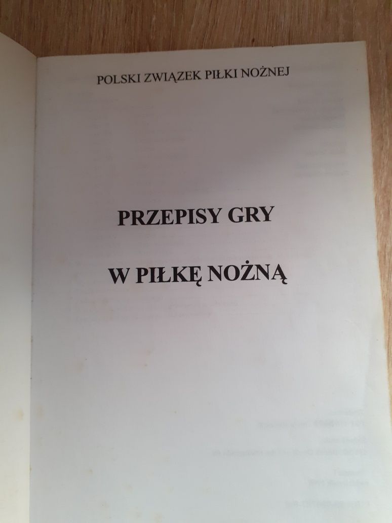 Przepisy gry w piłkę nożną. PZPN 1996.