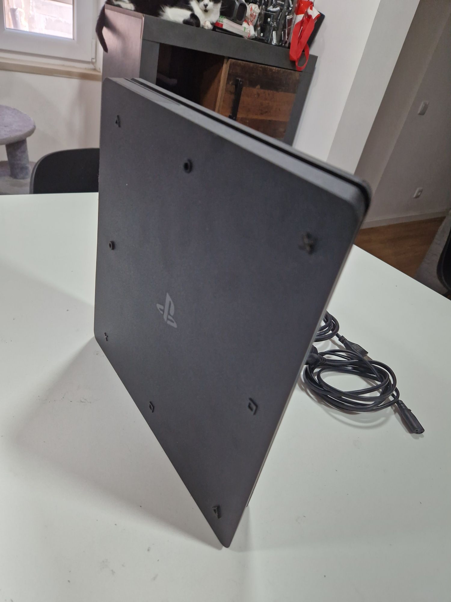 Playstation 4 Slim 500gb + Comando original 160€ + jogos 140€