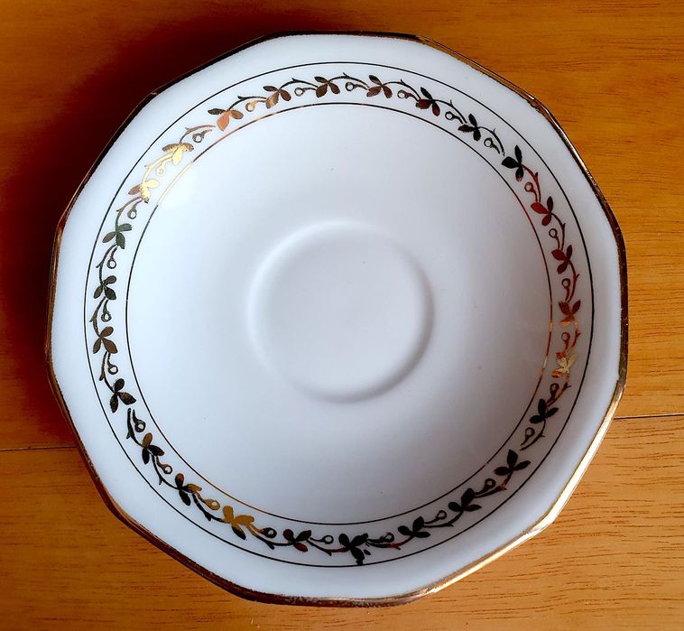 Dez pires de porcelana branca com detalhes em ouro