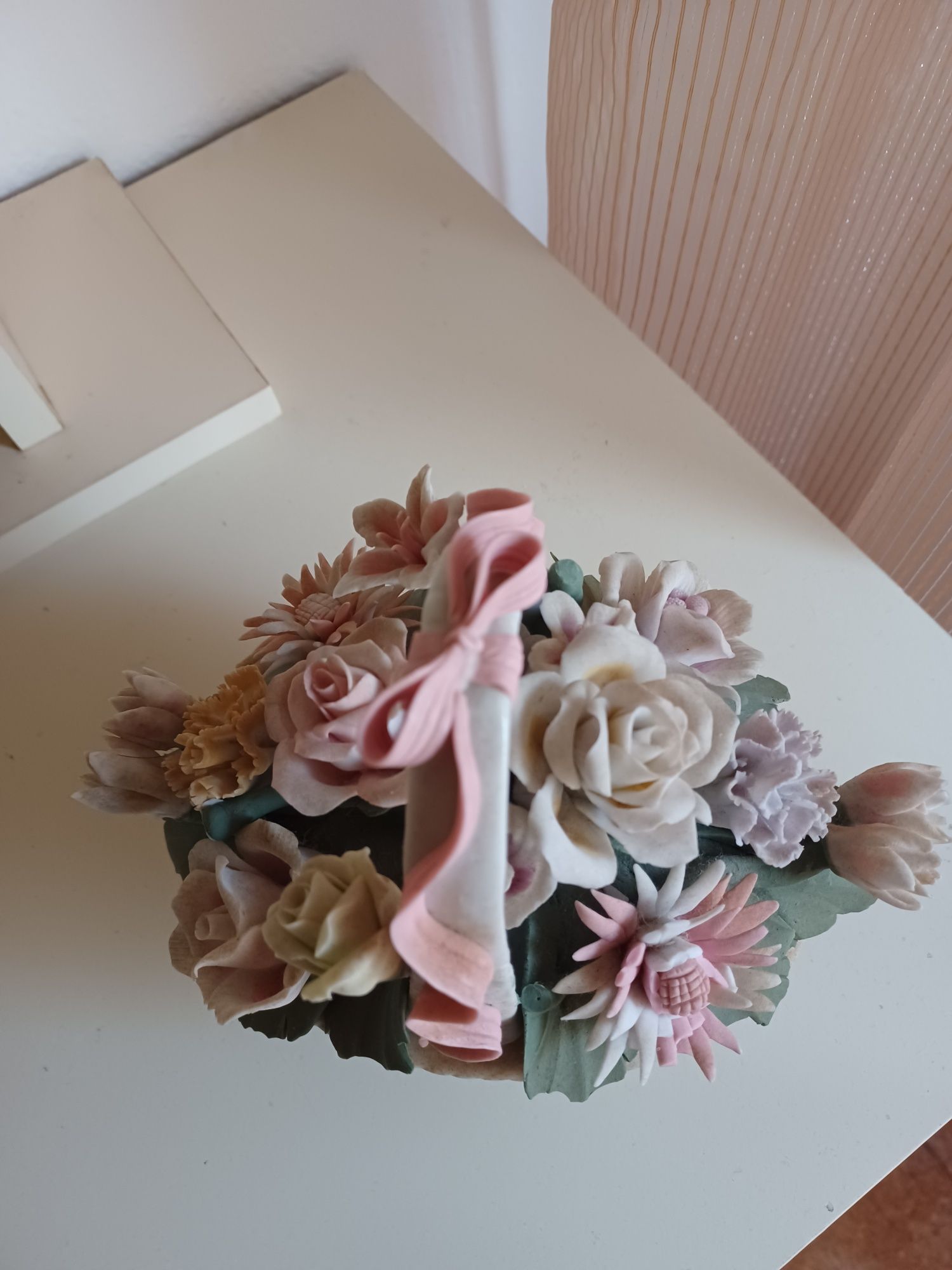 Cesto em loiça com flores coloridas em loiça também. Para decoração