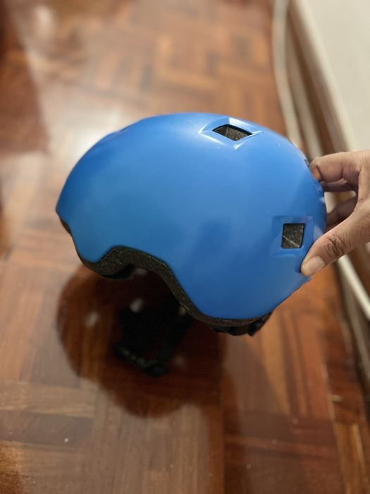 Patins + capacete + proteções